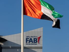 العلم الوطني لدولة الإمارات يرفرف خارج فرع بنك أبوظبي الأول والمبنى الإداري في منطقة الخبيرة بأبوظبي، الإمارات العربية المتحدة  - المصدر: بلومبرغ
