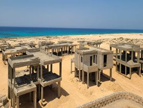 وحدات سياحية تحت الإنشاء في مشروع "جون" التابع لشركة سوديك بالساحل الشمالي في مصر - المصدر: الشرق