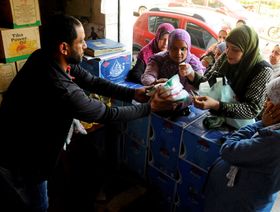 صورة أرشيفية لمصريين يقومون بشراء السكر المدعوم في القاهرة. 1 ديسمبر 2019 - المصدر: رويترز