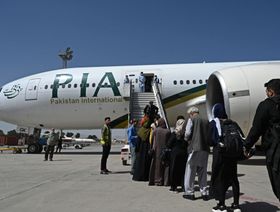 ركاب يصعدون على متن رحلة "للخطوط الجوية الدولية الباكستانية" - المصدر: غيتي إيمجز