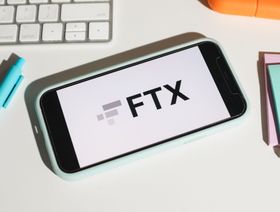 شعار "إف تي إكس" على شاشة هاتف ذكي  - المصدر: بلومبرغ