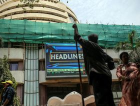 شاشة تعرض أسعار الأسهم خارج مبنى بورصة بومباي للأوراق المالية (BSE) في مومباي، الهند، يوم الإثنين 3 يونيو 2024. - المصدر: بلومبرغ