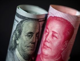 ترتيب ورقة نقدية من فئة مائة دولار أميركي وورقة نقدية صينية من فئة مائة يوان لالتقاط صورة في هونغ كونغ - المصدر: بلومبرغ