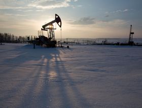 النفط ينخفض وسط شكوك الطلب والفائدة الأميركية