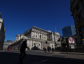 بنك إنجلترا يرفع سعر الفائدة لأعلى مستوى في 13 عاماً