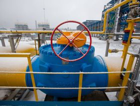 عجلة صمام على جزء من الأنابيب المتصلة في الفناء في محطة ضاغط تابعة لـ"غازبروم"، روسيا - المصدر: بلومبرغ
