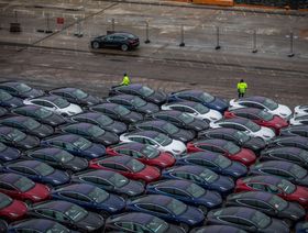 سيارات من تصنيع شركة "تسلا" على رصيف الميناء بعد وصولها على متن ناقلة المركبات "غلوفيس كوراج" إلى ميناء أوسلو النرويجي - المصدر: بلومبرغ