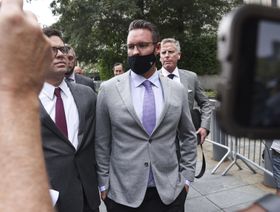 تريفور ميلتون (في الوسط)، أثناء خروجه من المحكمة الفيدرالية في نيويورك، أميركا.  - المصدر: بلومبرغ