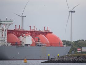 الغاز الطبيعي المسال المخزن على متن السفن يسجل مستويات قياسية