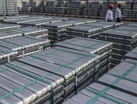 سبائك ألومنيوم مكدسة خارج وحدة المصبوب في مصهر للألمنيوم بمنطقة أوديشا في الهند - المصدر: بلومبرغ