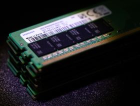 مجموعة وحدات ذاكرة من نوع "DDR" من تصنيع شركة "سامسونغ إلكترونيكس" - المصدر: بلومبرغ