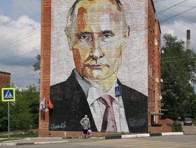 لوحة جدارية عملاقة تصور الرئيس الروسي فلاديمير بوتين على جانب مجمع سكني في كاشيرا ، روسيا. - المصدر: بلومبرغ
