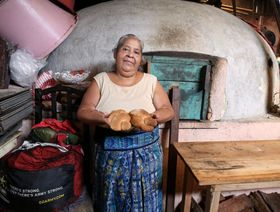 أميليا إشكوي في المخبز الذي أسسته مع ابنتها، في إل بالمار، غواتيمالا - المصدر: بلومبرغ