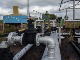 فنزويلا تعيد إحياء حقول النفط بحقائب مليئة بالنقود