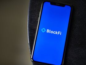 شعار  شركة تجارة العملات المشفرة "بلوك فاي" (BlockFi) على شاشة هاتف ذكي - المصدر: بلومبرغ