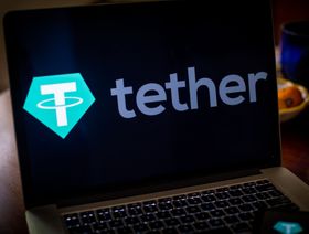شعار  " تيذر" على جهاز كمبيوتر محمول خلال تصفحه في دوبس فيري، نيويورك، الولايات المتحدة - المصدر: بلومبرغ