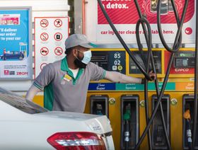 الإمارات تمنح مواطنيها علاوات لمواجهة ارتفاع أسعار الوقود والغذاء