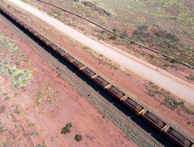 قطار يحمل حديد خام يتحرك باتجاه منشأة ميناء مجموعة "ريو تينتو" بمدينة كاراثا  الأسترالية. - المصدر: بلومبرغ