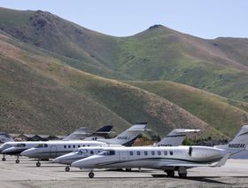 طائرات خاصة على المدرج في مطار فريدمان ميموريال، الولايات المتحدة - المصدر: بلومبرغ