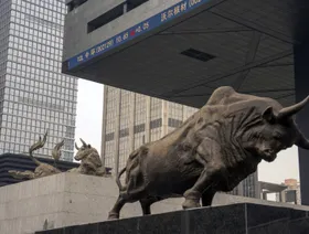 تمثال ثور أمام مبنى بورصة شنتشن، الصين - المصدر: بلومبرغ