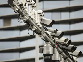 كاميرات المراقبة التي تصنعها شركة "هانغتشو هيكفيجن ديجيتال تكنولوجي" مُثبتة على عمود في محطة اختبار بالقرب من مقر الشركة الرئيسي في مدينة هانغتشو، الصين - بلومبرغ