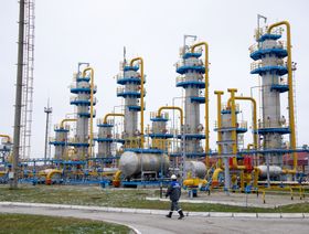 عامل يمر بوحدة معالجة الغاز في منشأة كاسيموفسكوي لتخزين الغاز تحت الأرض، التي تديرها شركة "غازبروم"، في كاسيموف، روسيا، يوم الأربعاء، 17 نوفمبر 2021 - المصدر: بلومبرغ