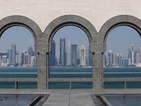 أبراج سكنية وتجارية، بما في ذلك مركز قطر المالي، كما تظهر من متحف الفن الإسلامي في الدوحة، قطر - المصدر: بلومبرغ