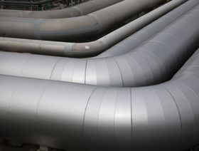 أنابيب الغاز بالقرب من خزان تخزين الغاز الطبيعي المسال، اليابان - المصدر: بلومبرغ