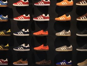 أحذية رياضية معروضة في أحد متاجر شركة "إديداس" بالعاصمة الألمانية برلين - المصدر: بلومبرغ