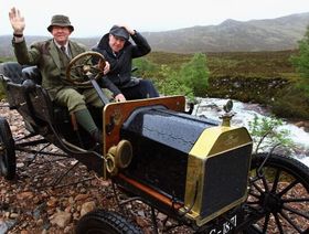 رجلان في سيارة "فورد موديل تي" الكلاسيكية في يوم مخصص لذكرى تاجر سيارات إدنبرة الرائد هنري ألكسندر في فورت ويليام، اسكتلندا - المصدر: غيتي إيمجز