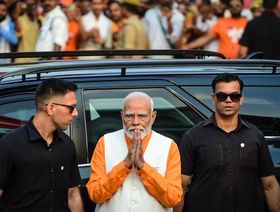 رئيس الوزراء الهندي ناريندرا مودي يحيي مؤيديه خلال حملته الانتخابية في 13 مايو 2024 في مدينة فاراناسي، الهند - المصدر: بلومبرغ