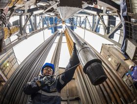 عامل يوجه أنابيب الحفر في منصة حفر الغاز في حقل تشاياندينسكوي للنفط والغاز والمكثفات التابع لشركة "غازبروم"  - المصدر: بلومبرغ