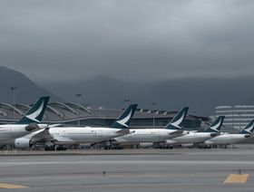 طائرات تشغلها شركة الطيران "كاثي باسيفيك" في مطار هونغ كونغ الدولي - بلومبرغ