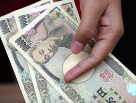 رجل يحمل أوراقاً نقدية من الين الياباني - المصدر: بلومبرغ