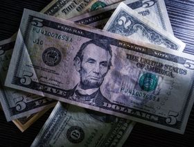 أوراق نقد أميركية من فئات 5 دولارات ودولارين أسفلها فئة دولار واحد - المصدر: بلومبرغ