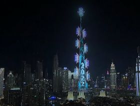 ألعاب نارية تحيط ببرج خليفة في دبي احتفالاً باستقبال عام 2022 - المصدر: الشرق