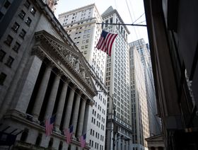 الأعلام الأمريكية ترفرف خارج بورصة نيويورك بمدينة نيويورك في الولايات المتحدة - المصدر: بلومبرغ