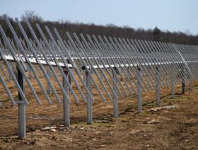بايدن يعتزم تشجيع صناعة ألواح الطاقة الشمسية لإنهاء بطء تنفيذ المشروعات