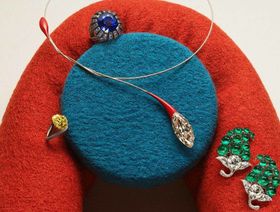 (من اليسار)، خاتم من تصميم "هيميرل"، يليه عقد وخاتم من دار "تافين"، وأقراط من "باغات" - المصدر: بلومبرغ