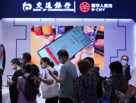 اصطفاف الزوار لشراء القهوة من آلة تستخدم اليوان الرقمي بجناح "بنك أوف كوميونيكيشينز" - المصدر: بلومبرغ