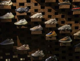 أحذية "ييزي" الرياضية من إنتاج أديداس معروضة في متجر - المصدر: بلومبرغ