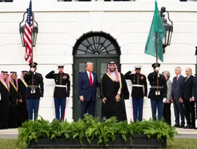 الرئيس الأميركي دونالد ترمب يستقبل ولي العهد السعودي الأمير محمد بن سلمان في البيت الأبيض بواشنطن العاصمة، 18 نوفمبر 2025 - رويترز 