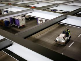 عامل يقود عربة في منطقة لفرز الطرود تابعة بشركة "فيديكس" في ممفيس بولاية تينيسي، الولايات المتحدة، يوم 8 مارس 2022. قالت الشركة إنها ستسحب توقعاتها للأرباح، في إشارة على أن الاقتصاد العالمي بدأ يشهد تباطؤاً - المصدر: بلومبرغ