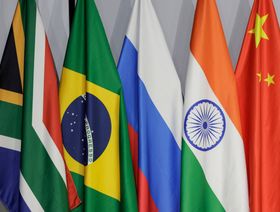 الأعلام الوطنية لدول البرازيل والهند والصين وروسيا وجنوب أفريقيا الأعضاء في مجموعة "بريكس" - المصدر: بلومبرغ