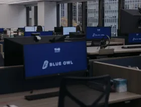 أجهزة كمبيوتر في مكتب شركة "بلو أول" داخل مبنى سيغرام الواقع في 375 بارك أفينيو في حي ميدتاون إيست، نيويورك، الولايات المتحدة - بلومبرغ