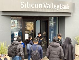 عملاء مصطافون أمام باب "سيليكون فالي بنك" - المصدر: غيتي إيمجز