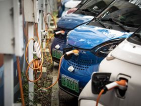سيارات كهربائية تشحن في موقف للسيارات، الصين - المصدر: بلومبرغ