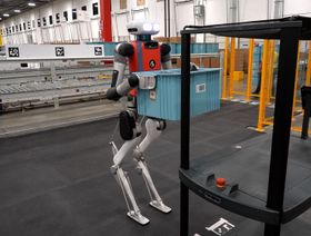 روبوت يعمل في مستودع "جيه إكس أو" ، في فرع فلوري، جورجيا. - المصدر: بلومبرغ