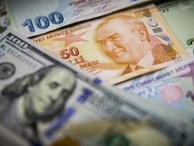 وراق نقدية بالليرة التركية والدولار الأميركي معروضة في هذه الصورة المعدة مسبقاً للنشر - المصدر: بلومبرغ