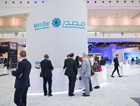زوار يقفون أمام جناح شركة أبوظبي لطاقة المستقبل "مصدر" في أحد معارض الطاقة النظيفة - المصدر: بلومبرغ